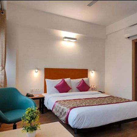 Hotel Solitaire Tower - Top Rated Area- In House Parking Vrindavan Exterior photo