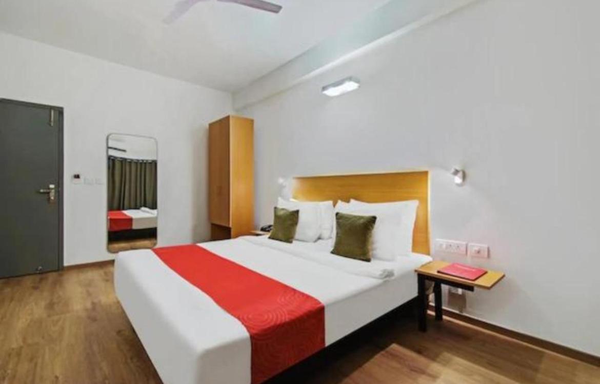 Hotel Solitaire Tower - Top Rated Area- In House Parking Vrindavan Exterior photo